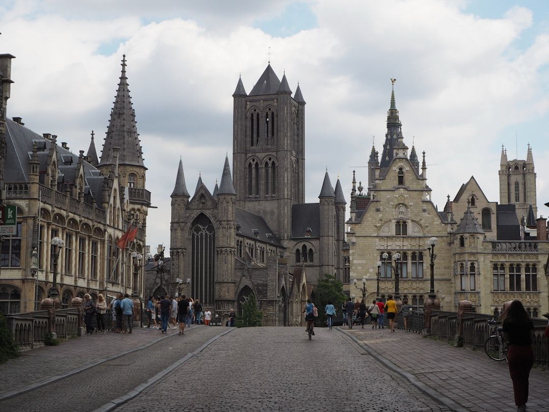 Small beats famous in Ghent